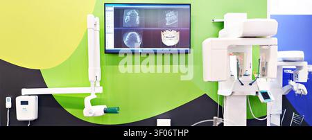 Dental-3D-Scanner und Monitor für die Implantatplatzierung Stockfoto