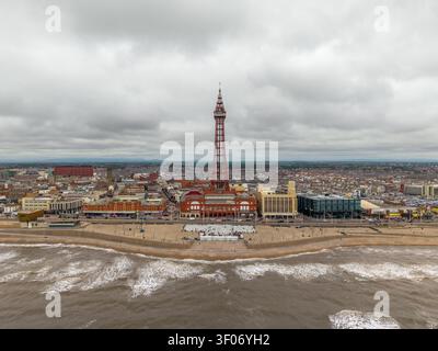 BLACKPOOL, GROSSBRITANNIEN - 5. JULI 2026. Panoramablick auf Blackpool Tower und Golden Mile Promenade vom Meer aus Stockfoto