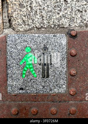 Fußgängersicherheit Pelikan überquert grüne LED-Ampel für sehbehinderte Menschen, Smartphone-Nutzer in Gehsteig, Dublin, Irland Stockfoto