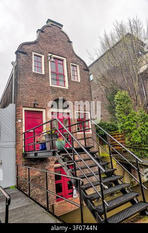 Ruhige Wohnstraße, gesäumt von traditionellen niederländischen Häusern in Gouda, Südholland, Niederlande Stockfoto