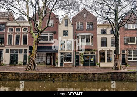 Ruhige Wohnstraße, gesäumt von traditionellen niederländischen Häusern in Gouda, Südholland, Niederlande Stockfoto