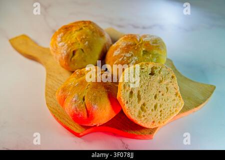 Geschnittenes Brötchen auf einem Holzbrett Stockfoto