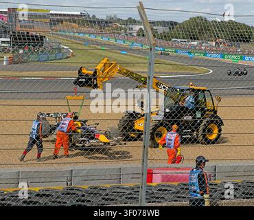 JCB holt Max Verstappens Red Bull vor der Landostand-Schottertrape nach seinen Silverstone-F1-Crash-Problemen, 05. Jul 2026 Stockfoto