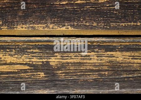 Altes Holz mit abblätternder gelber Farbe Stockfoto
