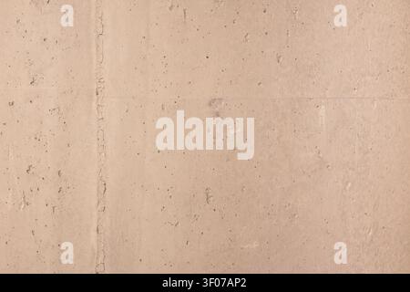 Beige Betonwandtextur-Hintergrund. Abstrakte neutrale sandfarbene Putzoberfläche als Kulisse für Innendesign oder minimalistische Designkonzepte. Stockfoto