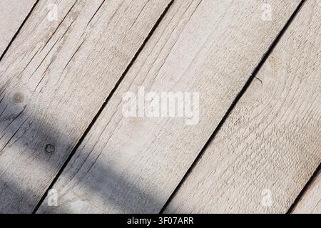 Diagonale weiße Holzterrassenbretter abstrakte rustikale Textur Stockfoto