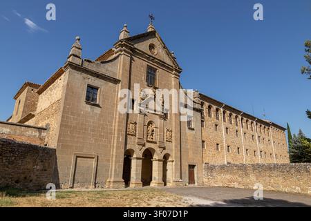 Sos del Rey Católico, Spanien. Außensicht des Valentunana-Klosters aus dem siebzehnten Jahrhundert mit seiner steinernen barocken Kirchenfassade und langem Re Stockfoto