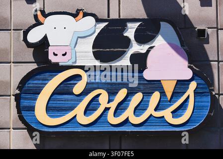Schild "Cows Ice Cream" mit einem Kuh-Maskottchen und einem Eisbecher, der am Halifax Waterfront in Nova Scotia ausgestellt ist. Stockfoto
