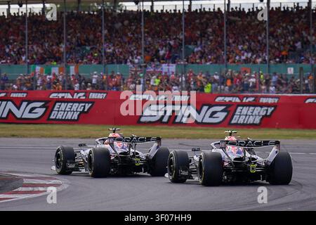 Silverstone, Großbritannien. Juli 2026. Isack Hadjar 6 (FRA) Red Bull Racing und Max Verstappen 3 (NED) Red Bull Racing kämpften während des Formel 1 Pirelli British Grand Prix 2026, 9. Runde der Formel-1-Weltmeisterschaft 2026 vom 3. Bis 5. Juli 2026 auf dem Silverstone Circuit in Silverstone, England. Credit: Robbie Hoad/Every Second Media Credit: Every Second Media/Alamy Live News Stockfoto