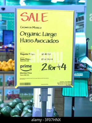 ADDISSON, TX, USA - 24. FEBRUAR 2024: Ein Verkaufsschild in einem Whole Foods-Geschäft wirbt für einen Rabatt auf große Hass-Avocados aus biologischem Anbau in Mexiko. Ganz Stockfoto