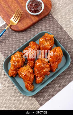 Koreanisches gebratenes Huhn, süß und scharf glasierte Yangnyeom-Hühner, knusprig gebratenes Geflügel Stockfoto