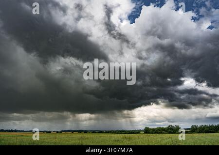 Dunkle Regenwolken über einer ländlichen Landschaft vor einem Sommergewitter Stockfoto