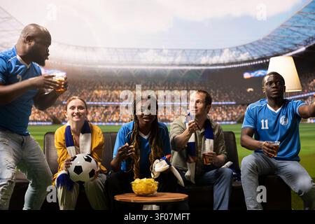 Fußballfans, die ein immersives Spiel beobachten, das sie sich wie auf dem Stadionplatz fühlen lässt. Gruppe von Freunden, die stark in das Live-Spiel eingebunden sind, sitzen mit Snacks und Getränken auf dem Stadionplatz Stockfoto