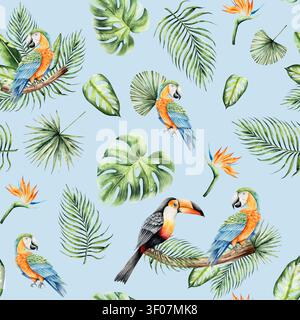 Nahtloses Muster. Toco Tucan und Papageienaras sitzen auf einem Zweig, Blätter einer Palme, Strelitzia, Monstera. Aquarell handgezeichneter Vogel, isoliert Stockfoto