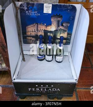 XALO, SPANIEN - 20. JUNI 2026. Die Ausstellung zeigt Flaschen von Castillo Perelada Cava Brut im Weinkeller von Bodegas Riko in Xalo. Der Stand hig Stockfoto
