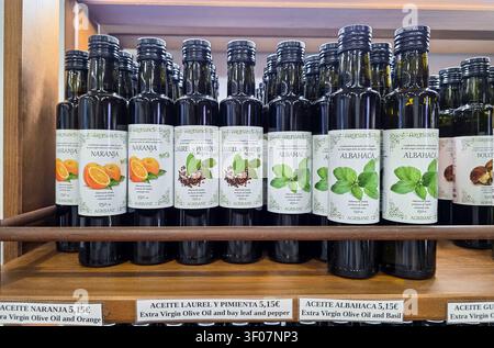 XALO, SPANIEN - 20. JUNI 2026. Flaschen von Agrisanz extra nativem Olivenöl, angereichert mit Orange, Lorbeerpfeffer und Basilikum, stehen auf einem Regal in einem traditionell Stockfoto