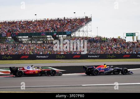 Silverstone, Großbritannien. Juli 2026. Lewis Hamilton 44 (GBR) Ferrari und Max Verstappen 3 (NED) Red Bull Racing kämpfen im Rennen während des Formel 1 Pirelli British Grand Prix 2026, 9. Runde der Formel-1-Weltmeisterschaft 2026 vom 3. Bis 5. Juli 2026 auf dem Silverstone Circuit in Silverstone, England. Credit: Robbie Hoad/Every Second Media Credit: Every Second Media/Alamy Live News Stockfoto