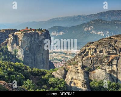 Kalambaka, Griechenland - 24. Juli 2024: Meteora-Gruppe von Klöstern. Kloster des Heiligen Stefan auf seinem Felsplateau, mit weit unten der Stadt Kalambaka Stockfoto