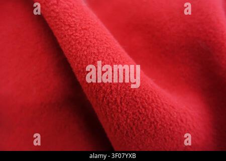 Rollen aus rotem Fleece-Stochhintergrund (Nahaufnahme) Stockfoto