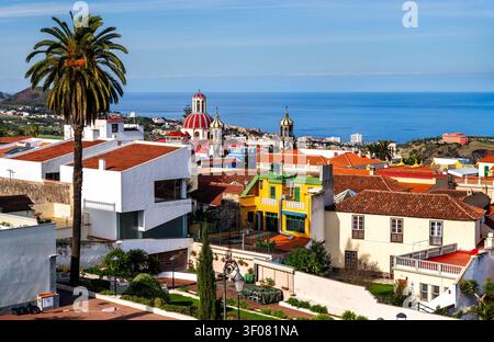 Panoramablick über die historische Stadt La Orotava mit der Kirche Unserer Lieben Frau der Empfängnis und roten Ziegeldächern bei dem Atlantik in der Ferne, Teneriffa, Spanien Stockfoto