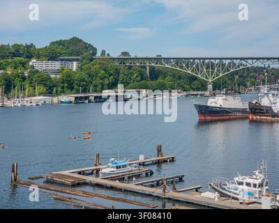 Washington Staat, Vereinigte Staaten, JUN 21, 2026 - Die St. Helens Brücke überspannt den Columbia River im Washington Staat und bietet Blick auf einen Yachthafen mit festgemachten Schiffen Stockfoto