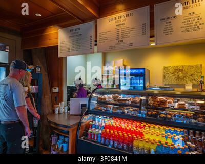 Washington Staat, Vereinigte Staaten, 25. JUNI 2026 - Besucher stehen an der Theke des Tatoosh Cafe im Washington Staat und bestellen Essen und Getränke in der Nähe Stockfoto