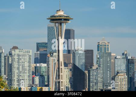 Washington Staat, Vereinigte Staaten, 19. JUNI 2026 - Der Space Needle steht markant im Zentrum der Seattle-Silhouette, umgeben von modernen Gebäuden Stockfoto