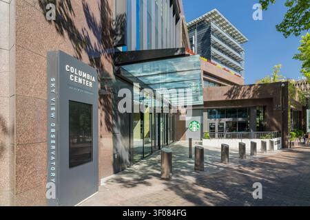 Washington State, USA, 20. Juni 2026 - Ein moderner Gebäudeeingang mit einem großen vertikalen Schild für den Columbia Center Sky View Observator Stockfoto