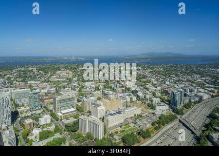 Washington Bundesstaat, Vereinigte Staaten, 20. JUN 2026 - Hochwinkel-Luftbild von Seattle zeigt dichte städtische Bebauung, Autobahnen und den Lake Washington Stockfoto