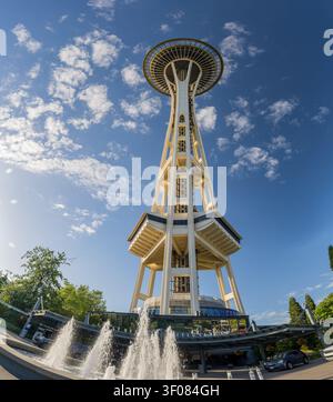 Washington Staat, Vereinigte Staaten, 20. JUN 2026 - Eine Tiefenansicht des ikonischen Space-Needle-Turms, der sich vor einem blauen Himmel mit vereinzelten Wolken erhebt Stockfoto