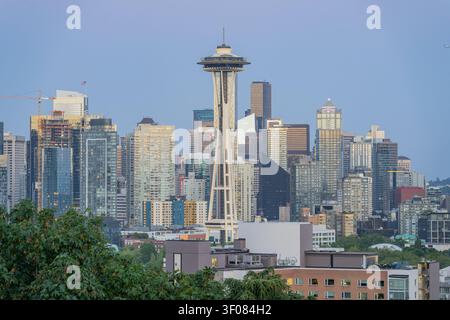 Washington Staat, Vereinigte Staaten, 20. JUNI 2026 - Der Space Needle ragt markant zwischen den Wolkenkratzern der Innenstadt von Seattle hervor, mit Grün Stockfoto