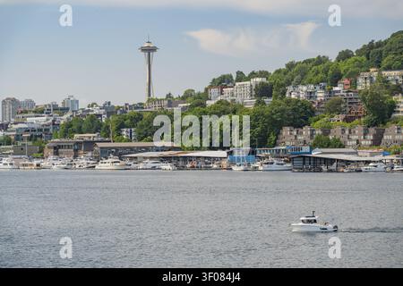 Washington State, JUN 21, 2026 - Eine Ansicht der Seattle-Skyline mit dem Space Needle und einem Yachthafen voller festgemachter Boote entlang der Uferpromenade Stockfoto