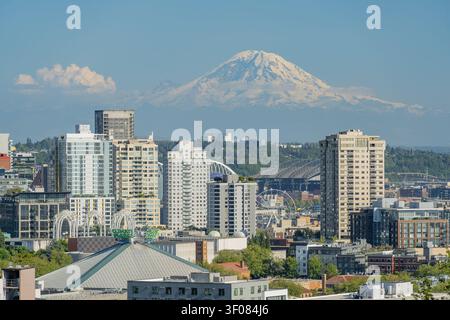 Washington Staat, Vereinigte Staaten, JUN 21, 2026 - Stadtsilhouette von Seattle mit modernen Hochhäusern, einem Riesenrad und dem schneebedeckten Gipfel Stockfoto