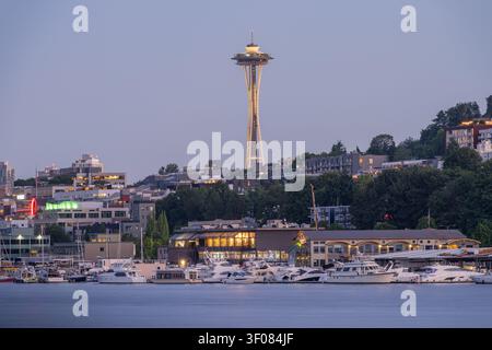 Washington State, JUN 21, 2026 - Blick auf den Space Needle-Turm, der über der Skyline von Seattle aufragt, mit einem Yachthafen voller weißer Yachten und Boote im Stockfoto