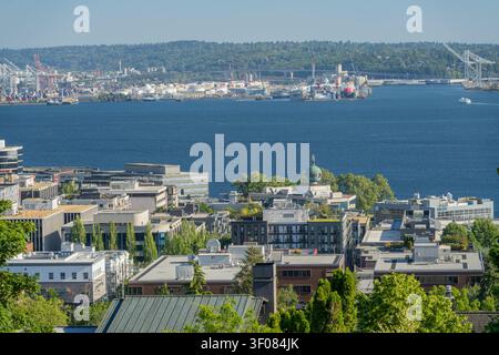 Washington Bundesstaat, Vereinigte Staaten, 21. JUN 2026 - Luftaufnahme von Gebäuden in Seattle und grünen Bäumen mit Blick auf das blaue Wasser der Elliott Bay und die Stockfoto