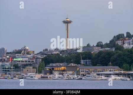 Washington State, JUN 21, 2026 - Die ikonische Space Needle erhebt sich über der Skyline von Seattle und einem Yachthafen voller festgemachter Boote entlang der Uferpromenade Stockfoto