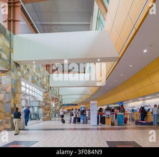 Oklahoma, USA, 19. Juni 2026 - Reisende mit Gepäck stehen an den American Airlines Check-in-Schaltern im modernen Terminal von will Ro in Schlange Stockfoto
