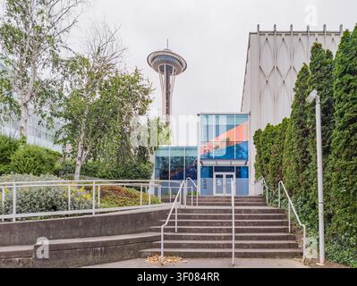 Washington State, USA, 20. JUN 2026 - Betontreppen mit weißem Geländer führen zu einem Eingangsgebäude aus Glas mit Schildern zum Seattle Center. Stockfoto