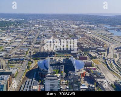 Washington State, USA, 20. Juni 2026 - aus der Vogelperspektive auf zwei große Sportstadien, umgeben von Stadtstraßen, Eisenbahnschienen und Industriebauten Stockfoto