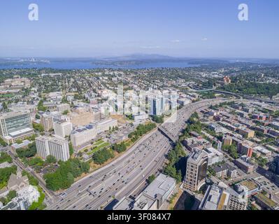 Washington State, USA, 20. Juni 2026 – aus der Vogelperspektive zieht sich ein vielspuriger Highway durch ein dichtes Stadtgebiet mit Lake Wasch Stockfoto