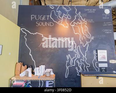 Washington State, USA, 21. Juni 2026 - Eine große Tafel zeigt eine handgezeichnete weiße Umrisskarte von Puget Sound und Washington State, L. Stockfoto