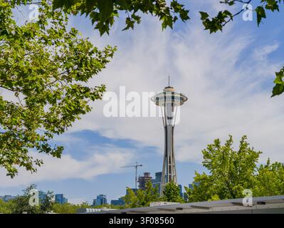 Washington State, 21. Juni 2026 - die legendäre Space Needle steht in Seattle, Washington, umgeben von üppig grünen Ästen und einem hellblauen Blau Stockfoto