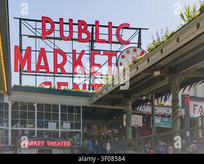 Washington State, USA, 21. Juni 2026 - Eine geschäftige Indoor-Marktszene mit frischen Produkten und Einkaufsständen. Stockfoto