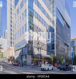 Washington State, USA, 21. Juni 2026 - Moderne Glas- und Betonfassade des Seattle Art Museum in der Innenstadt von Seattle mit Autos und Fußgängerzone Stockfoto