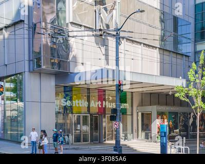 Washington State, USA, 21. Juni 2026 - Außenansicht des Seattle Art Museum Gebäudes mit Glasfassade und Besuchern auf der Seitenwand Stockfoto
