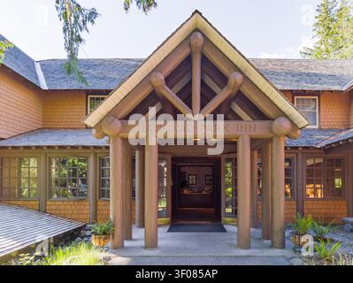 Washington State, USA, 22. Juni 2026 - der rustikale Holzeingang des National Park Inn im Bundesstaat Washington trägt ein großes hölzernes Schild, tim Stockfoto