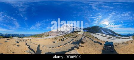 Washington State, USA, 24. Juni 2026 - Ein weites Panorama auf den schneebedeckten Gipfel des Mount Rainier im Bundesstaat Washington, mit einem Felsen Stockfoto