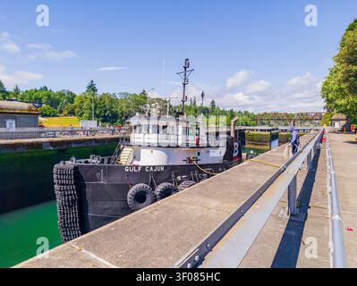 Washington State, USA, 26. Juni 2026 - der Schlepper Gulf Cajun liegt an der Betonmauer der Ballard Locks in Seattle, Washington Stockfoto