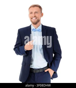 Lächelnder junger Mann in blauem Anzug und Fliege Stockfoto