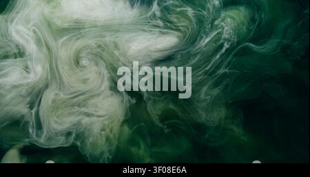 Dampfmischung. Wasserfarbenexplosion. Weißer grüner Sprühnebel Sturmwelle Tintenstrahl auf schwarzem abstrakten Hintergrund. Glitzerunschärfe Kunsttextur. Stockfoto